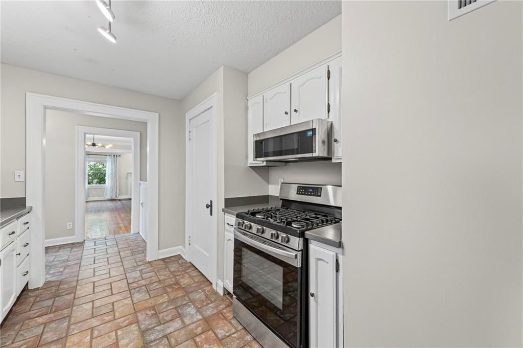 Photo 7 of 22 - 635 E 61ST Street