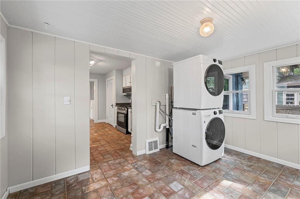 Photo 8 of 22 - 635 E 61ST Street