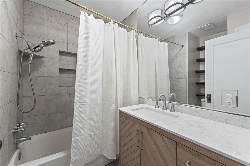 Photo 10 of 22 - 635 E 61ST Street