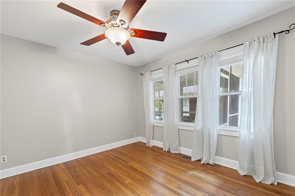 Photo 11 of 22 - 635 E 61ST Street