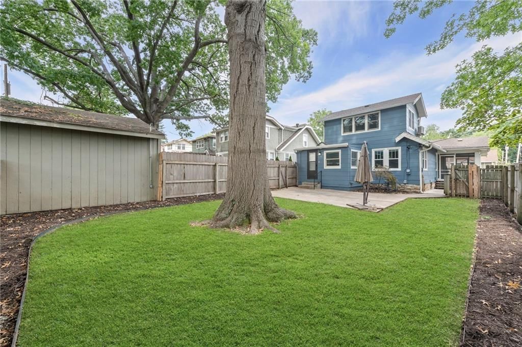 Photo 14 of 22 - 635 E 61ST Street
