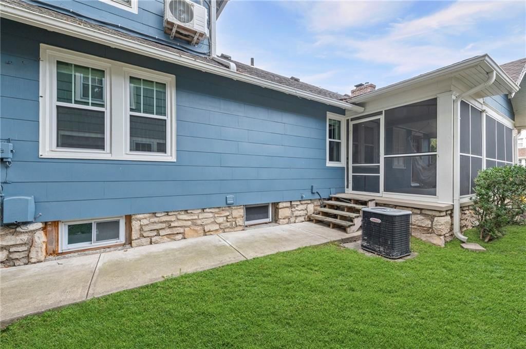 Photo 17 of 22 - 635 E 61ST Street