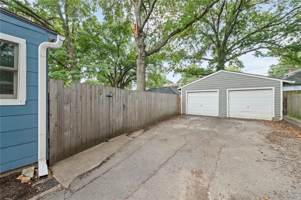 Photo 18 of 22 - 635 E 61ST Street