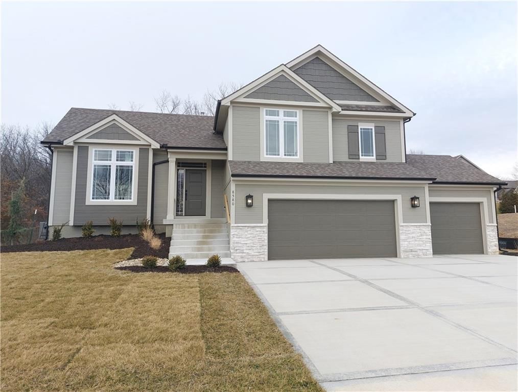 8580 NW 75th Terrace, Parkville, MO