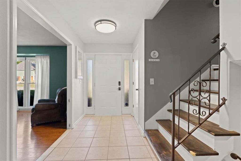 201 W 119th Terrace — photo 2