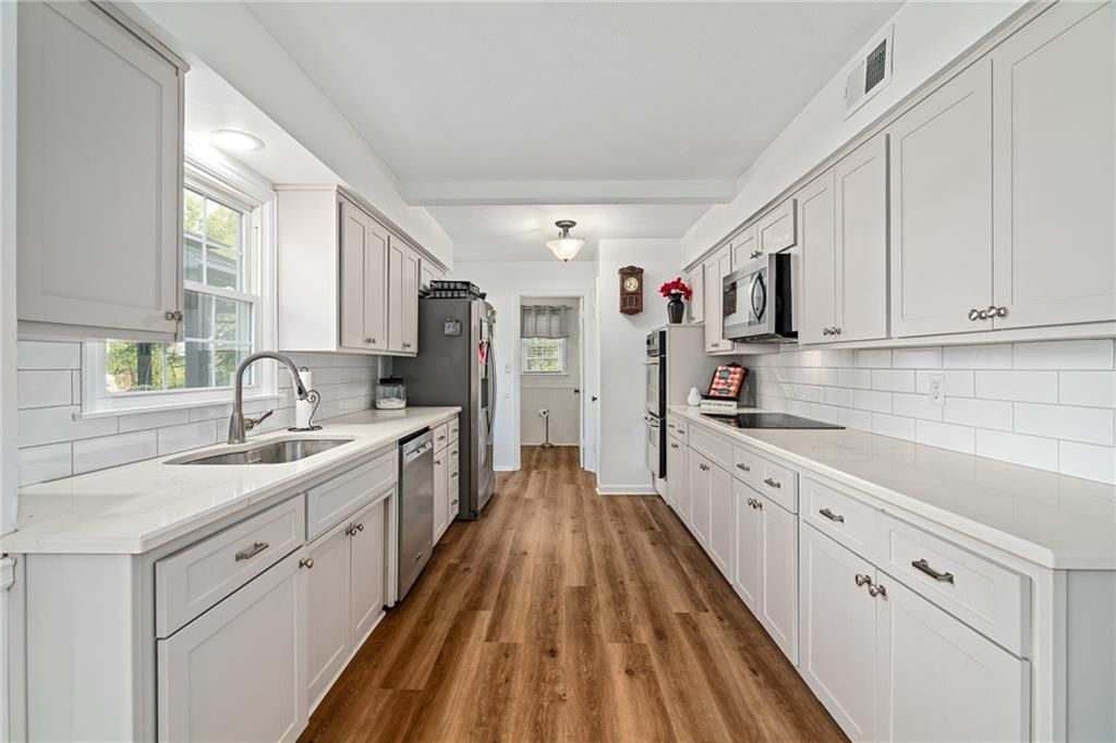 11729 Wyandotte Street — photo 18