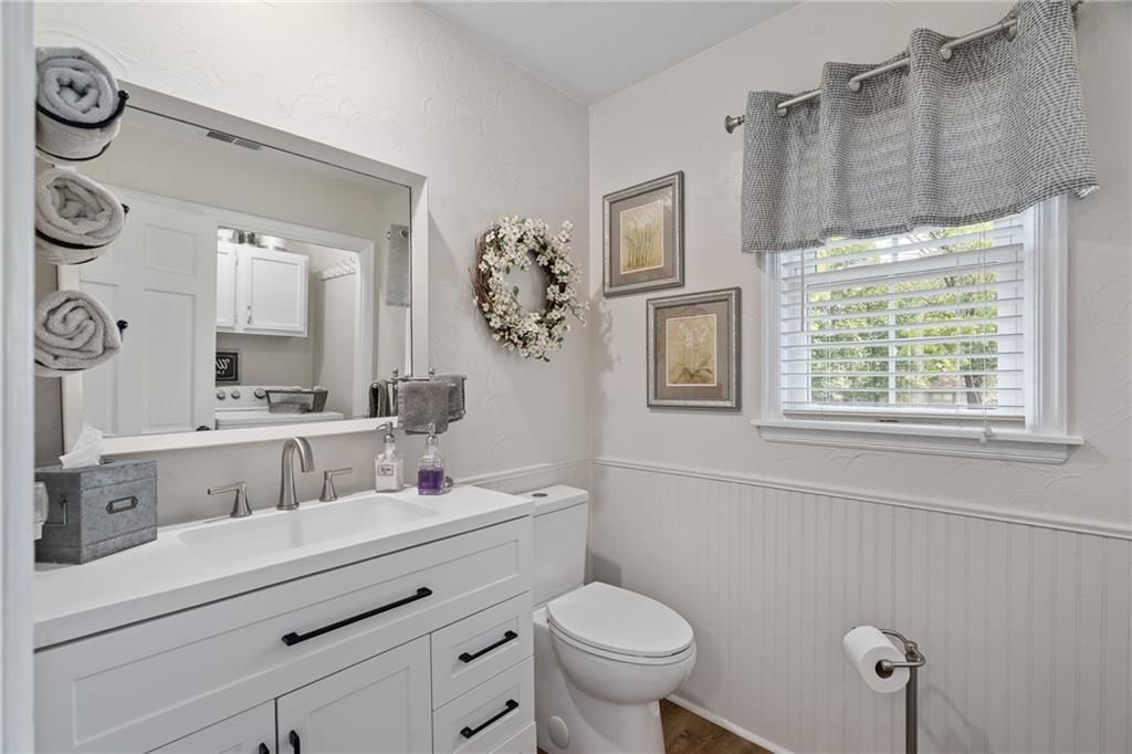 11729 Wyandotte Street — photo 22