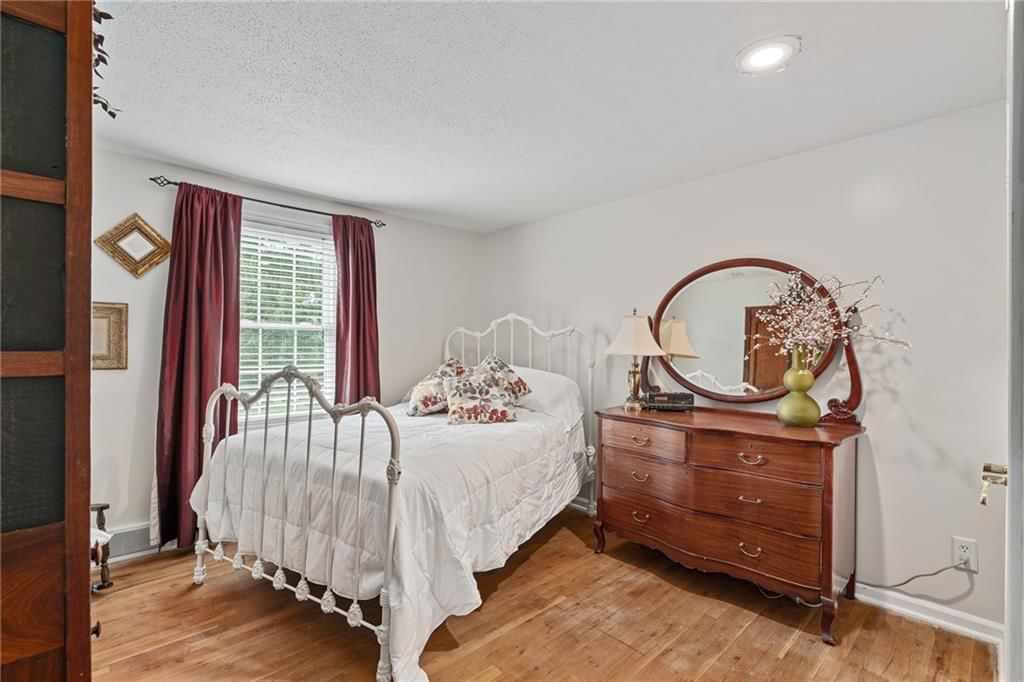 11729 Wyandotte Street — photo 28