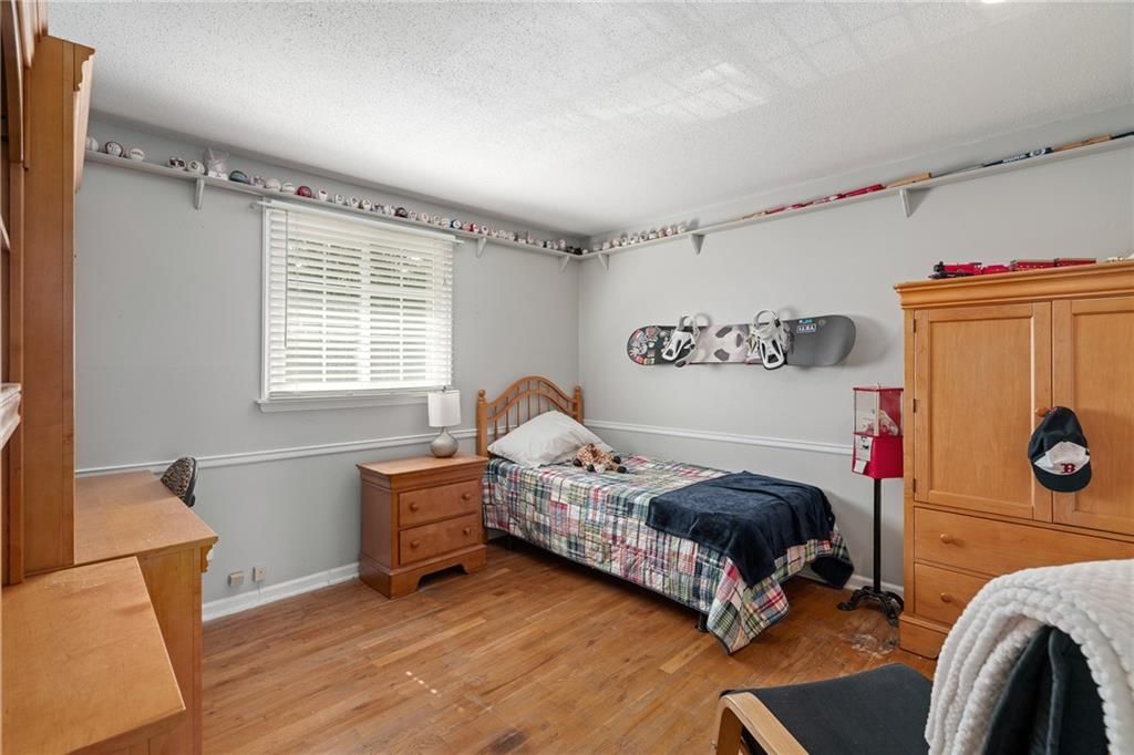 11729 Wyandotte Street — photo 32