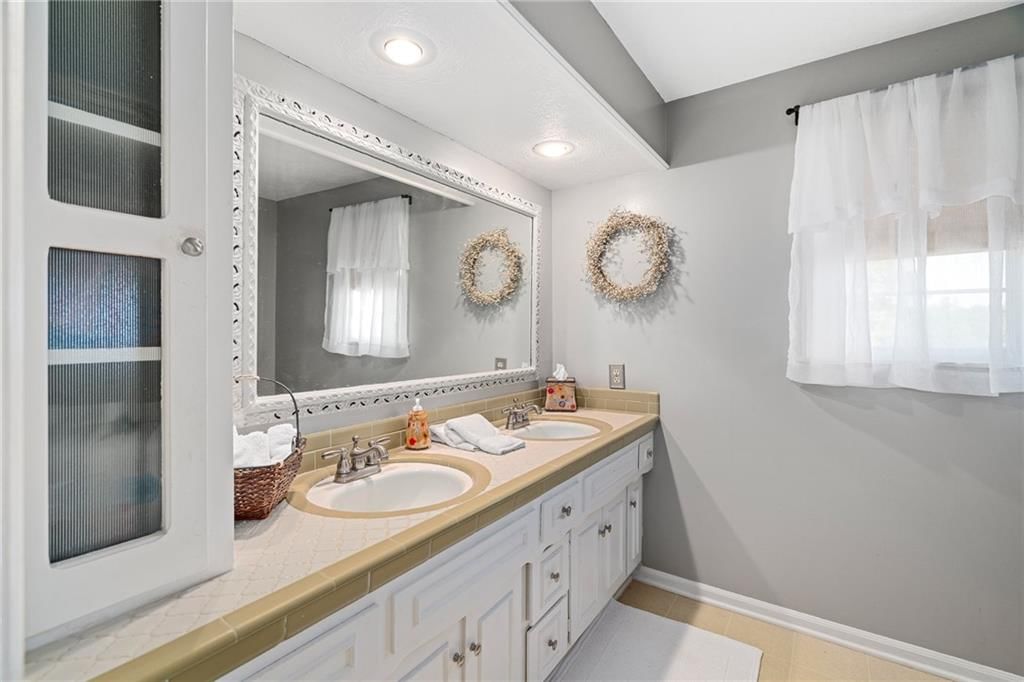 11729 Wyandotte Street — photo 34