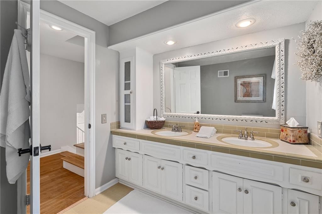 11729 Wyandotte Street — photo 35