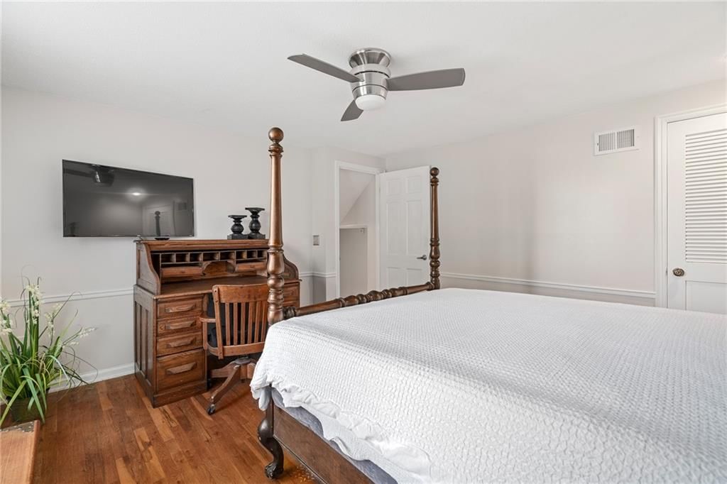 11729 Wyandotte Street — photo 37