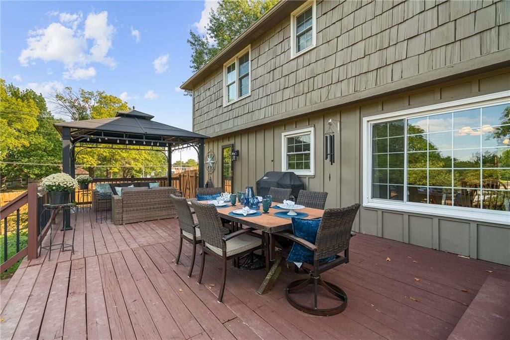 11729 Wyandotte Street — photo 43