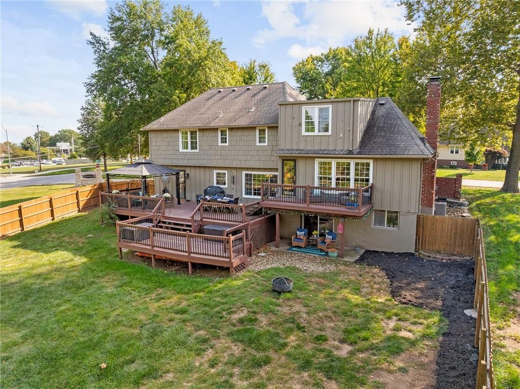 11729 Wyandotte Street — photo 50