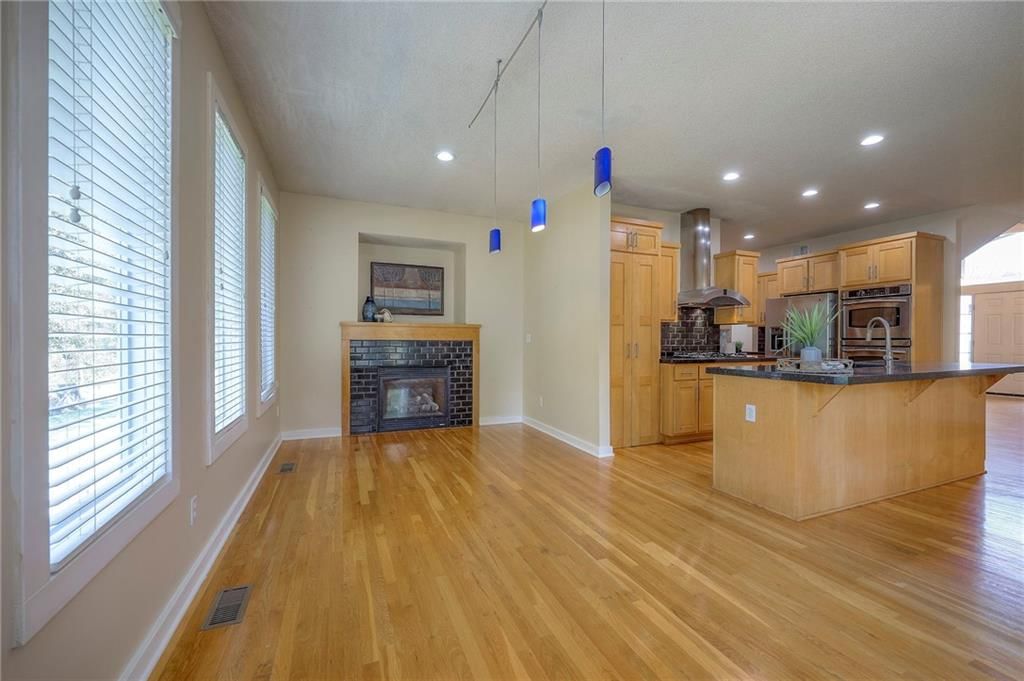 Photo 10 of 48 - 4420 Anderson Street