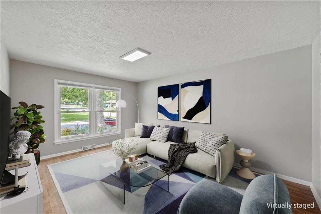 Photo 5 of 44 - 407 NW Lincolnwood Drive