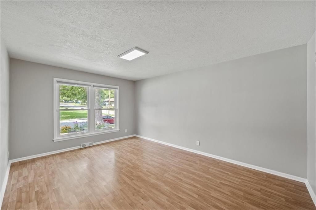 Photo 6 of 44 - 407 NW Lincolnwood Drive