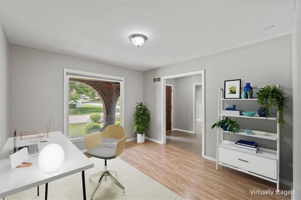Photo 7 of 44 - 407 NW Lincolnwood Drive