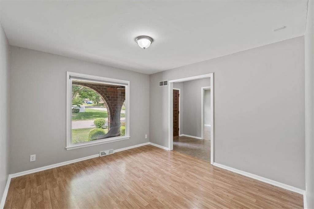 Photo 8 of 44 - 407 NW Lincolnwood Drive