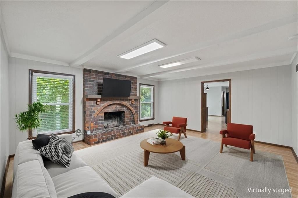 Photo 9 of 44 - 407 NW Lincolnwood Drive