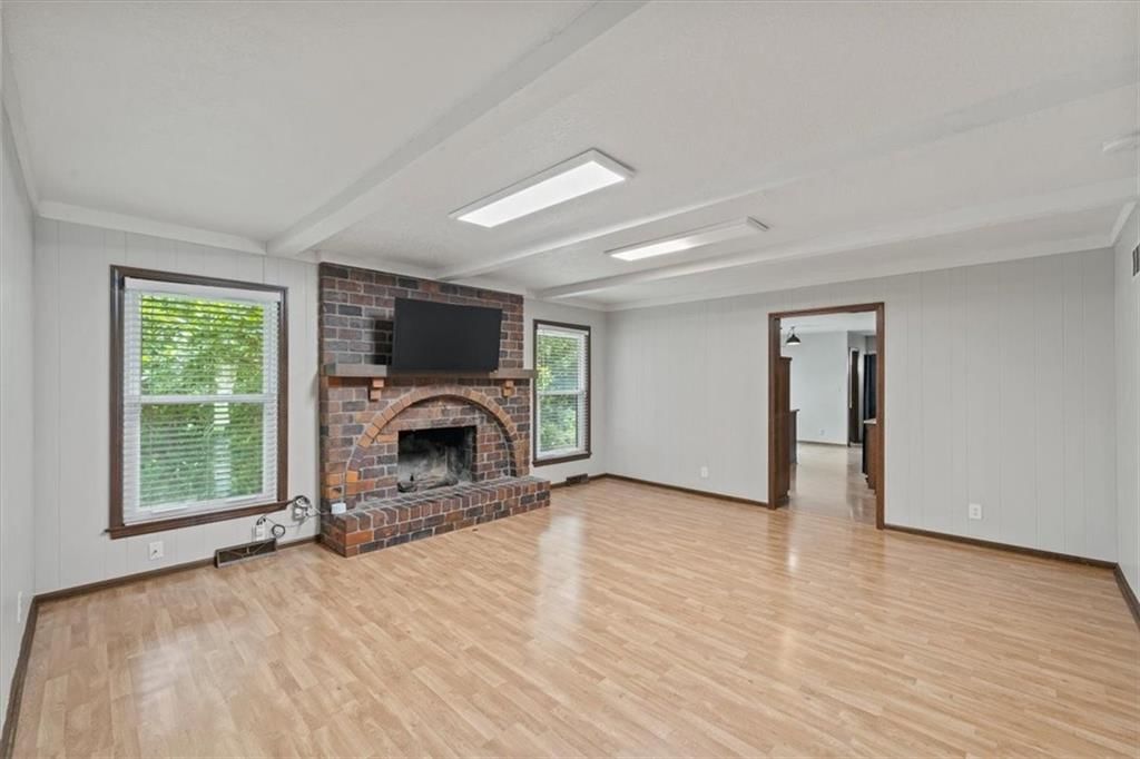 Photo 10 of 44 - 407 NW Lincolnwood Drive