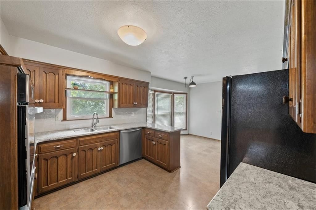 Photo 11 of 44 - 407 NW Lincolnwood Drive