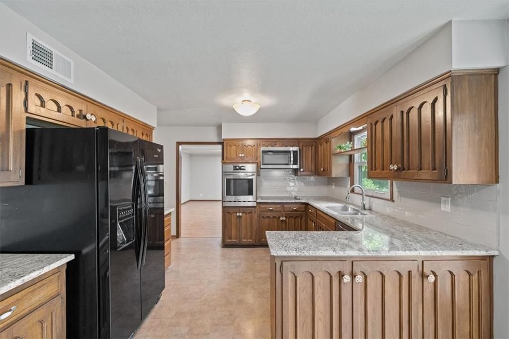 Photo 12 of 44 - 407 NW Lincolnwood Drive