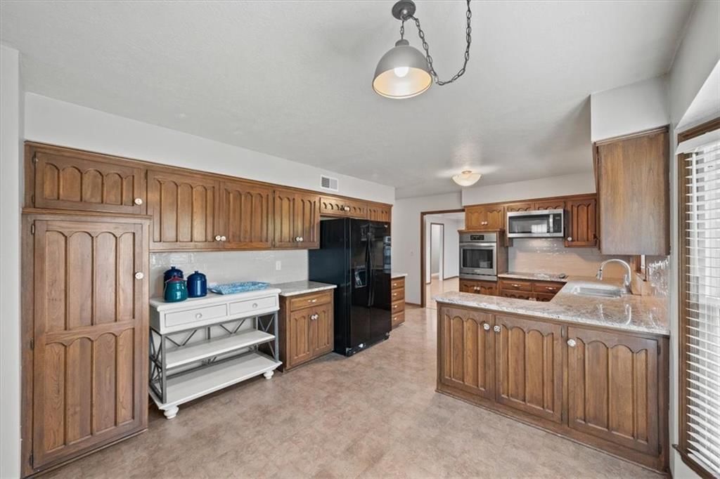 Photo 13 of 44 - 407 NW Lincolnwood Drive