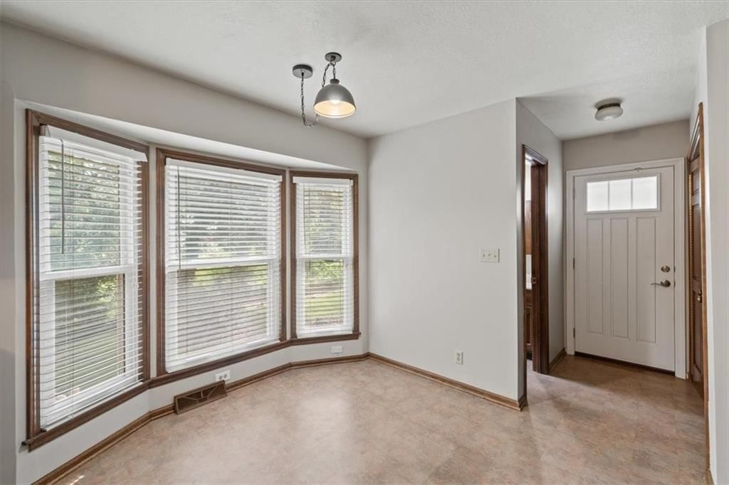 Photo 14 of 44 - 407 NW Lincolnwood Drive