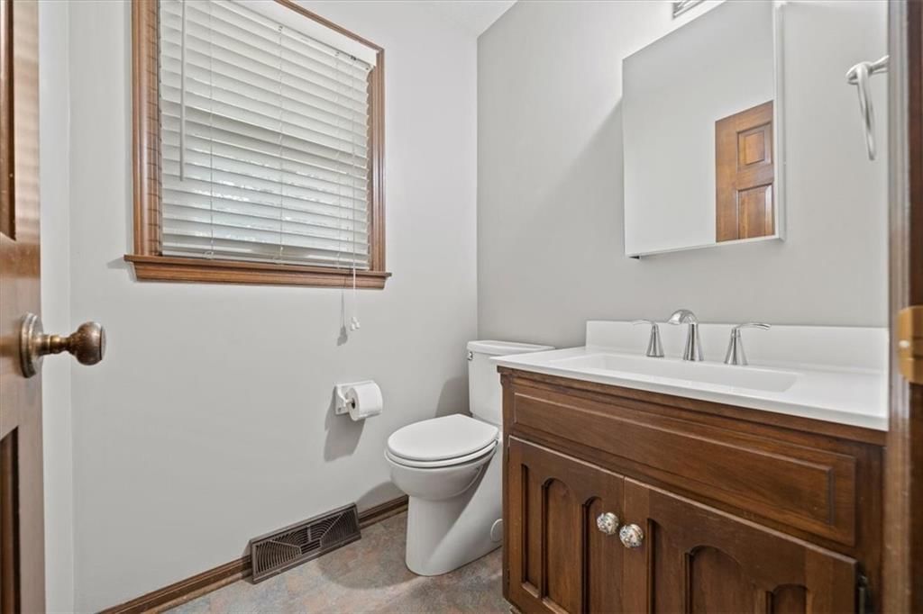 Photo 15 of 44 - 407 NW Lincolnwood Drive
