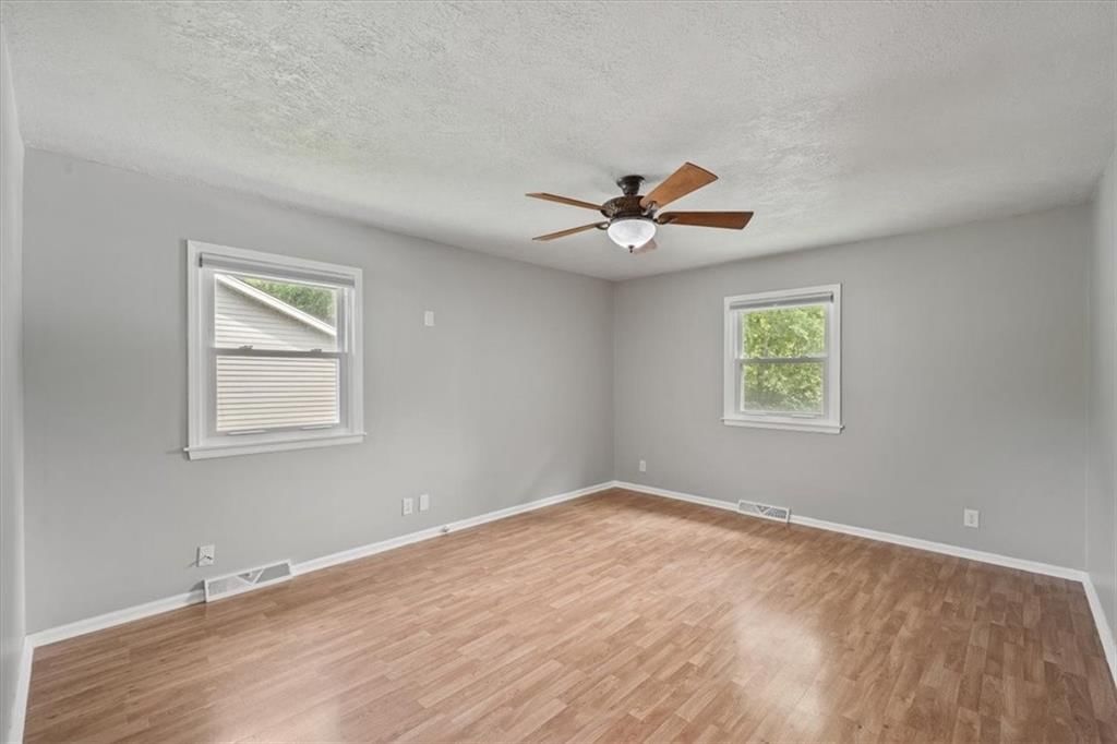 Photo 17 of 44 - 407 NW Lincolnwood Drive