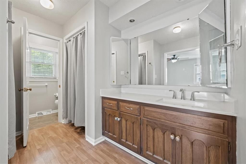 Photo 18 of 44 - 407 NW Lincolnwood Drive