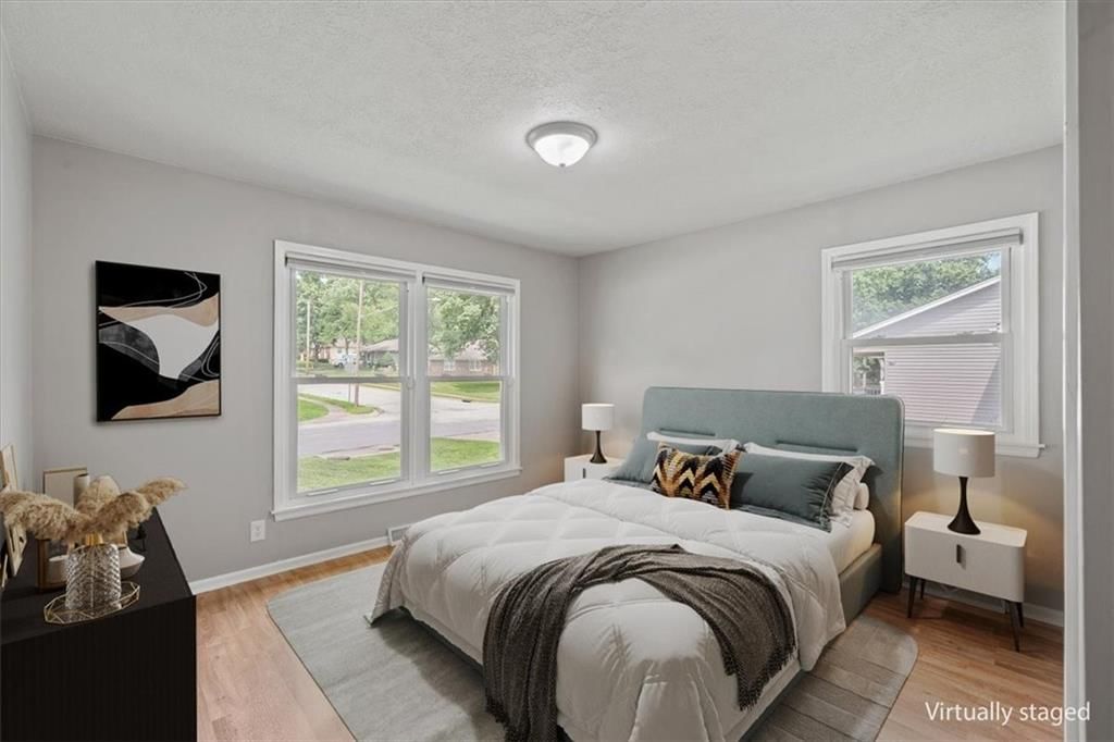 Photo 19 of 44 - 407 NW Lincolnwood Drive