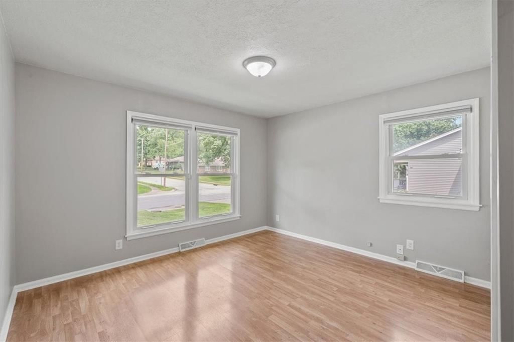 Photo 20 of 44 - 407 NW Lincolnwood Drive