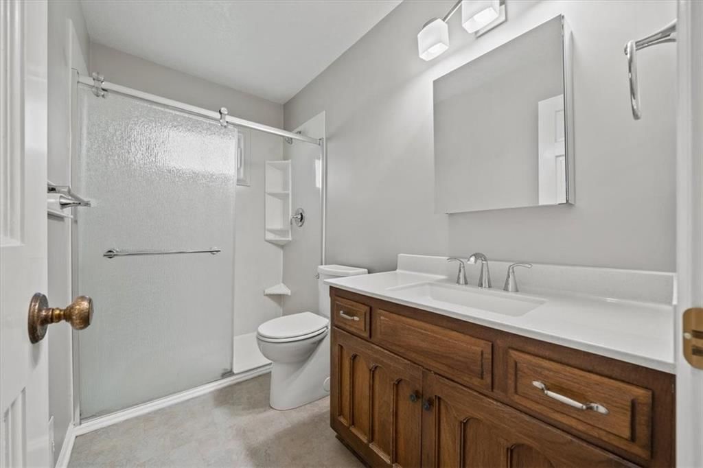 Photo 21 of 44 - 407 NW Lincolnwood Drive