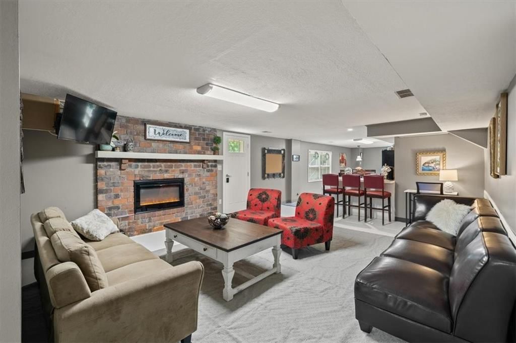Photo 22 of 44 - 407 NW Lincolnwood Drive