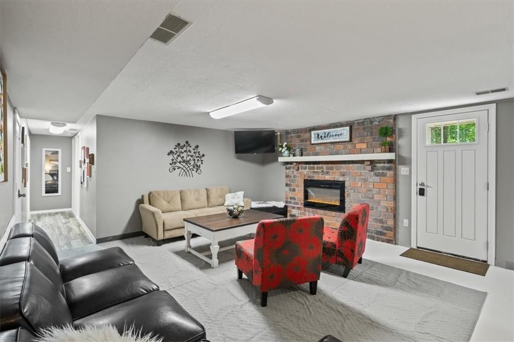Photo 23 of 44 - 407 NW Lincolnwood Drive