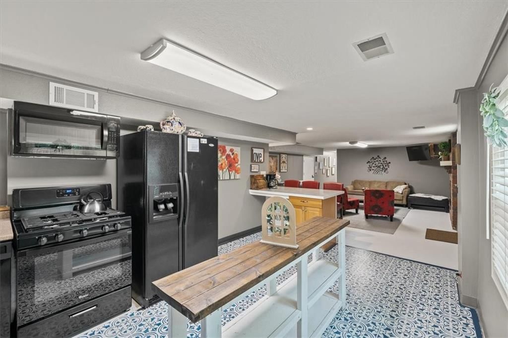 Photo 26 of 44 - 407 NW Lincolnwood Drive