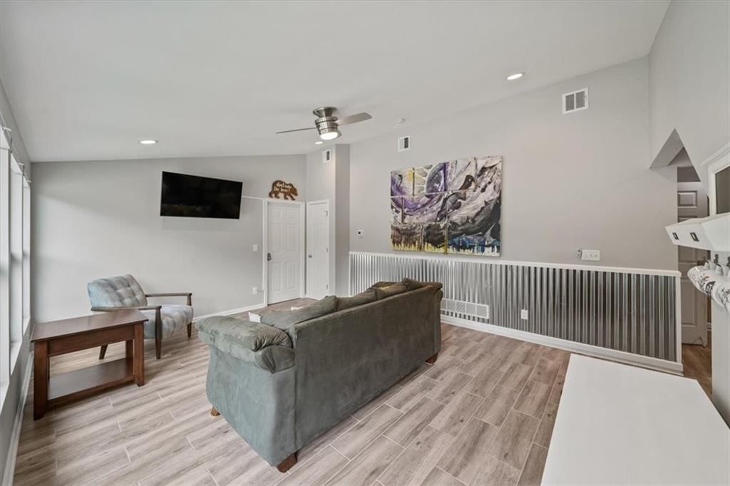 Photo 32 of 44 - 407 NW Lincolnwood Drive