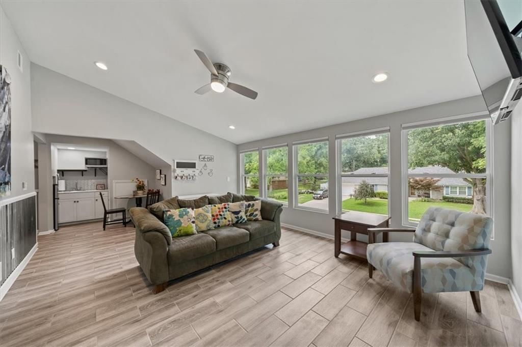 Photo 33 of 44 - 407 NW Lincolnwood Drive