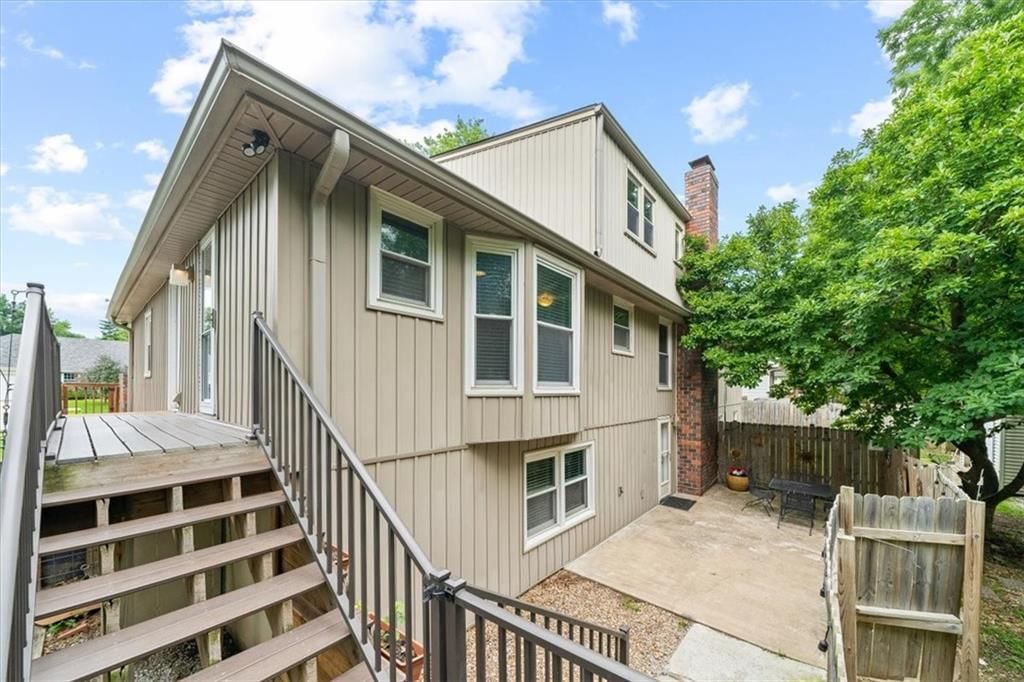 Photo 41 of 44 - 407 NW Lincolnwood Drive