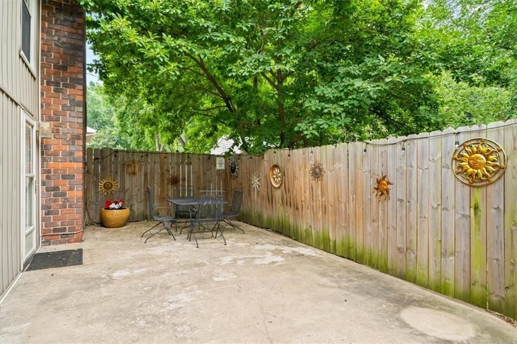 Photo 42 of 44 - 407 NW Lincolnwood Drive