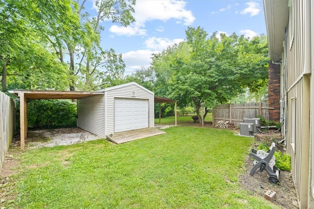 Photo 43 of 44 - 407 NW Lincolnwood Drive