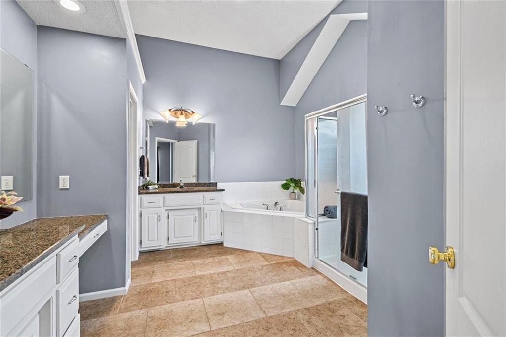 Photo 15 of 52 - 21522 W 98th Terrace