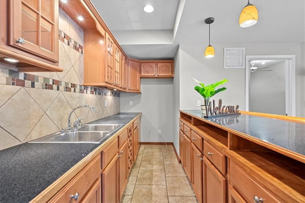 Photo 37 of 52 - 21522 W 98th Terrace
