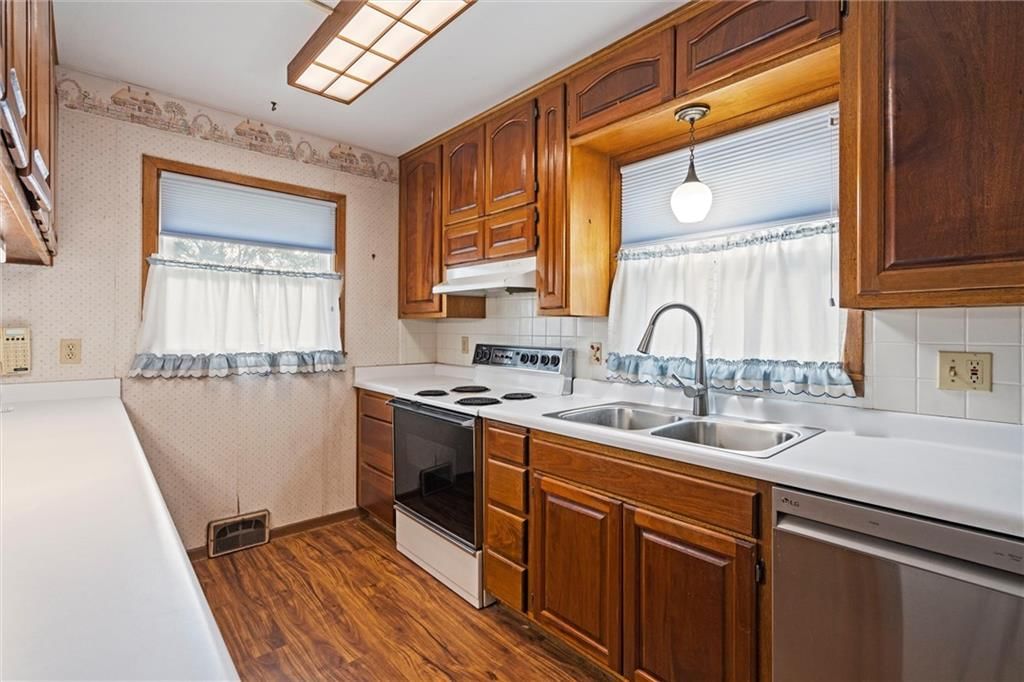 Photo 9 of 41 - 917 S 53rd Terrace