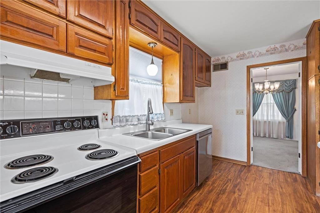Photo 11 of 41 - 917 S 53rd Terrace