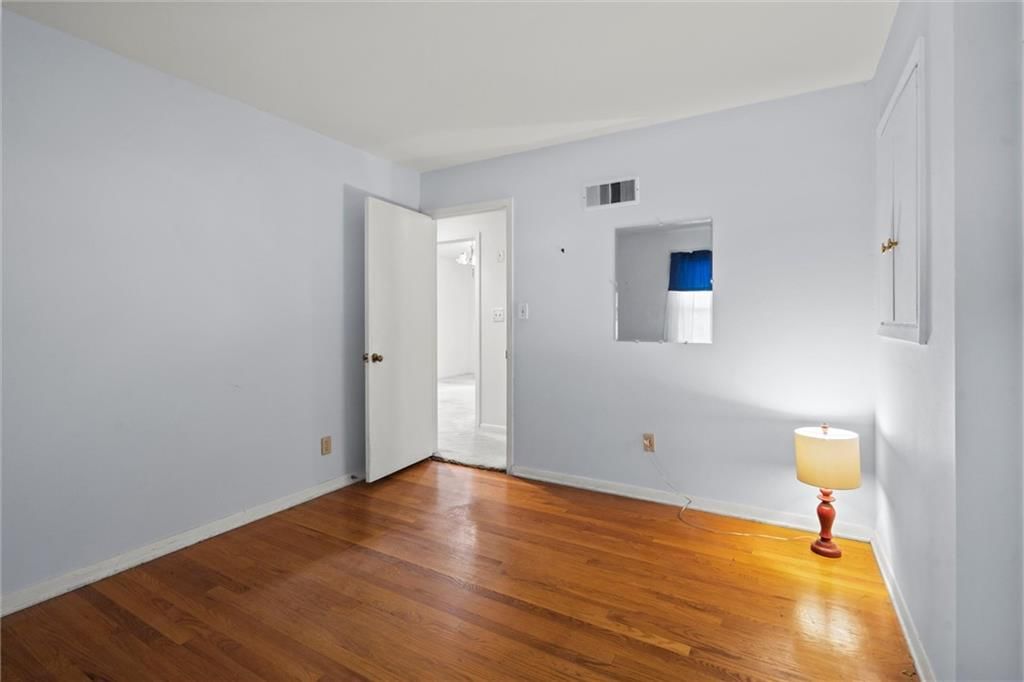Photo 19 of 41 - 917 S 53rd Terrace