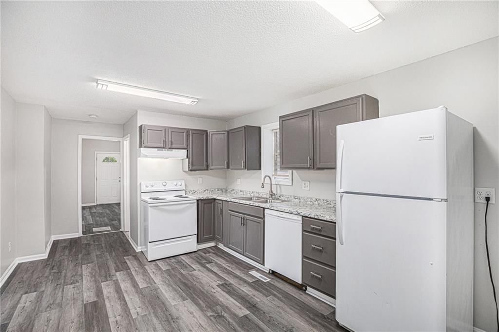 Photo 10 of 30 - 4937 Highland Avenue
