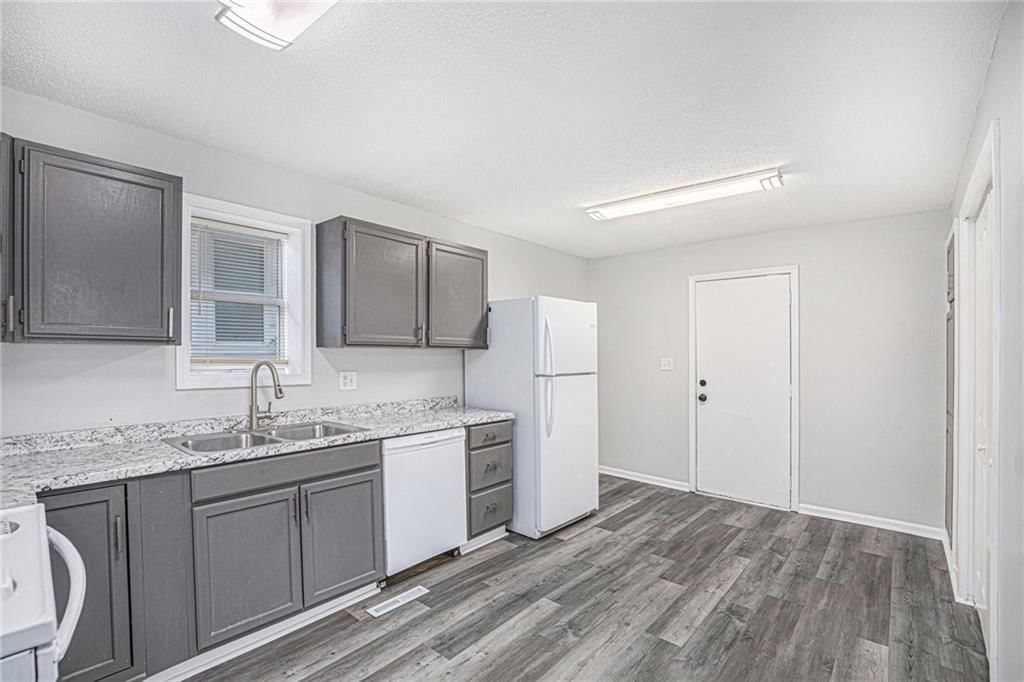 Photo 11 of 30 - 4937 Highland Avenue